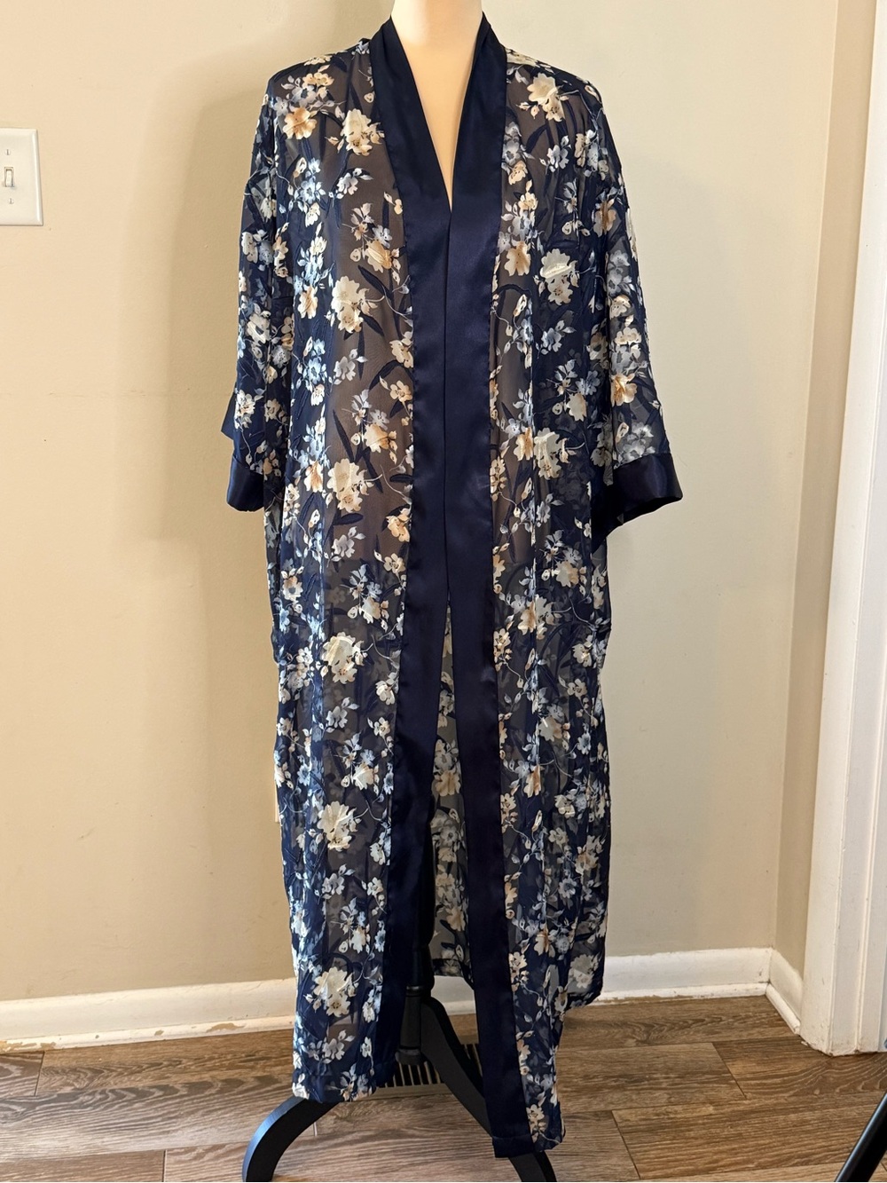 Secret Treasures Woman navy & cream floral robe plus SZ 1X missing outer belt